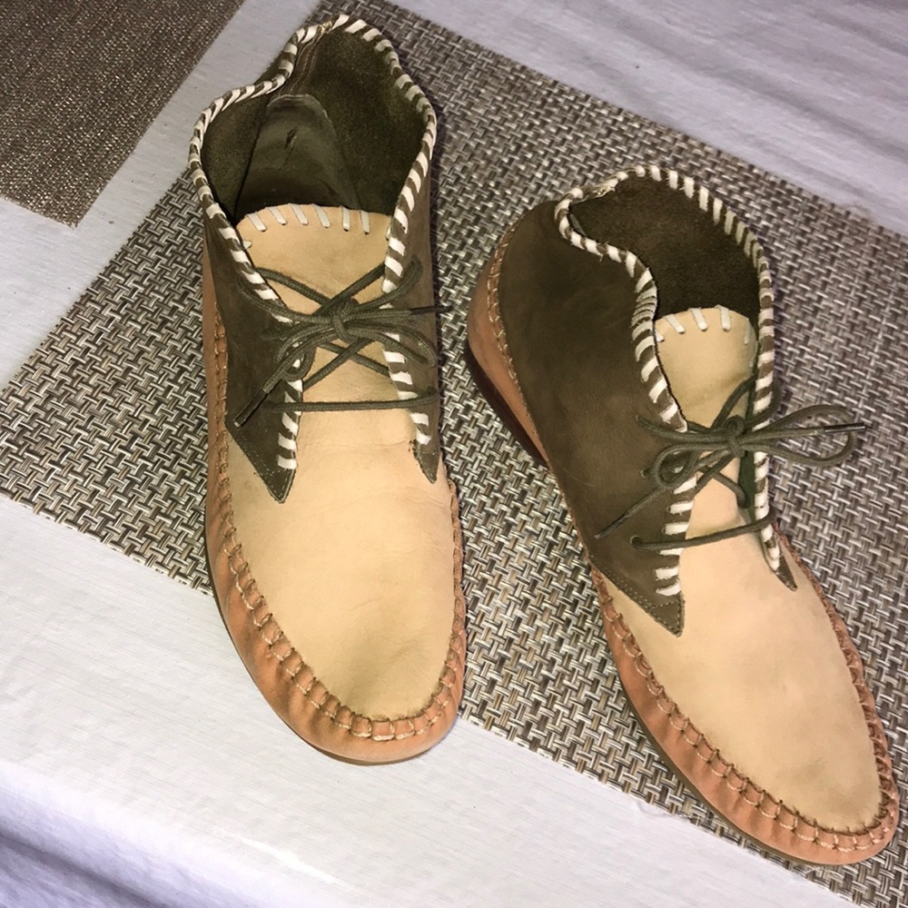 Pina Colada T Pee Moccasin Tan/green